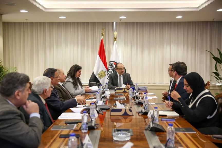 وزير قطاع الأعمال العام يبحث مع مستثمرين أتراك التعاون بصناعة أقمشة الجينز