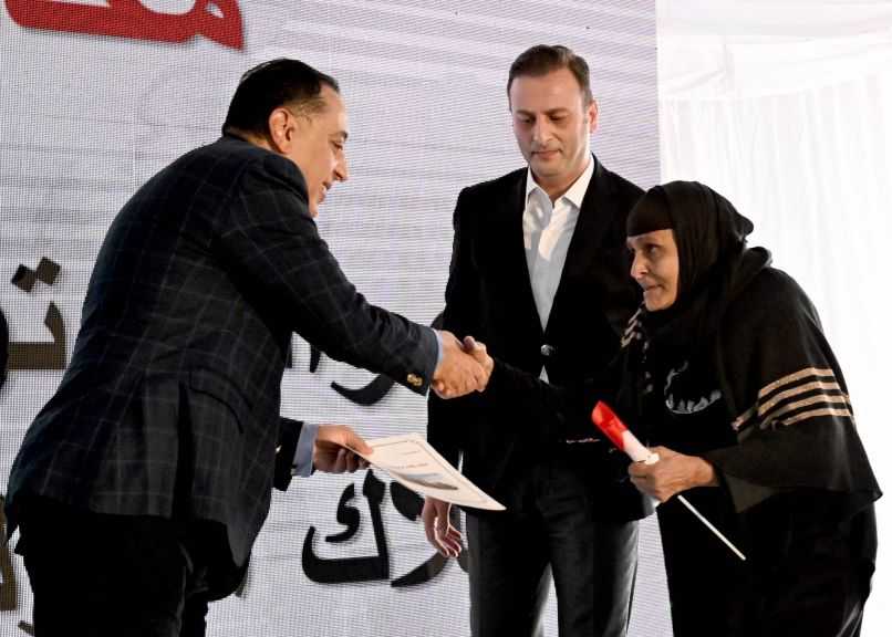 رئيس الوزراء يُسلم عددًا من العقود للمستفيدين من المرحلة الأولى من مشروع بديل الإيواء في المنيا| صور