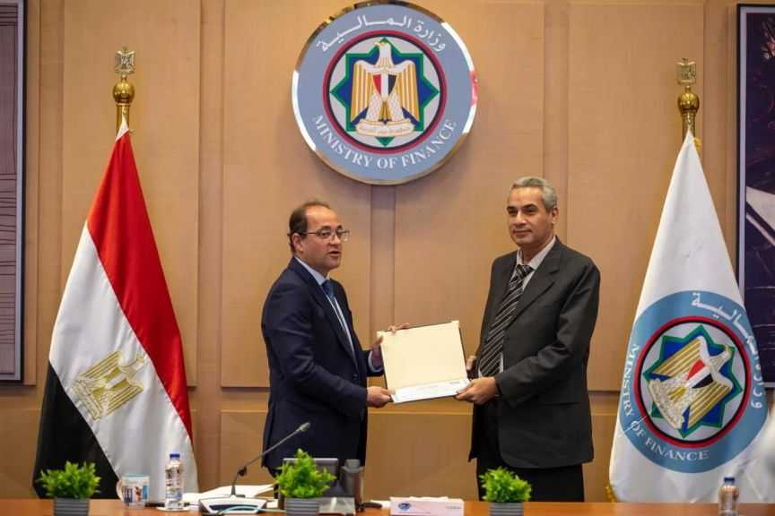 وزير المالية يُكرم صاحب المبادرة المجتمعية الأعلى تقييمًا على منصة ”حوار”