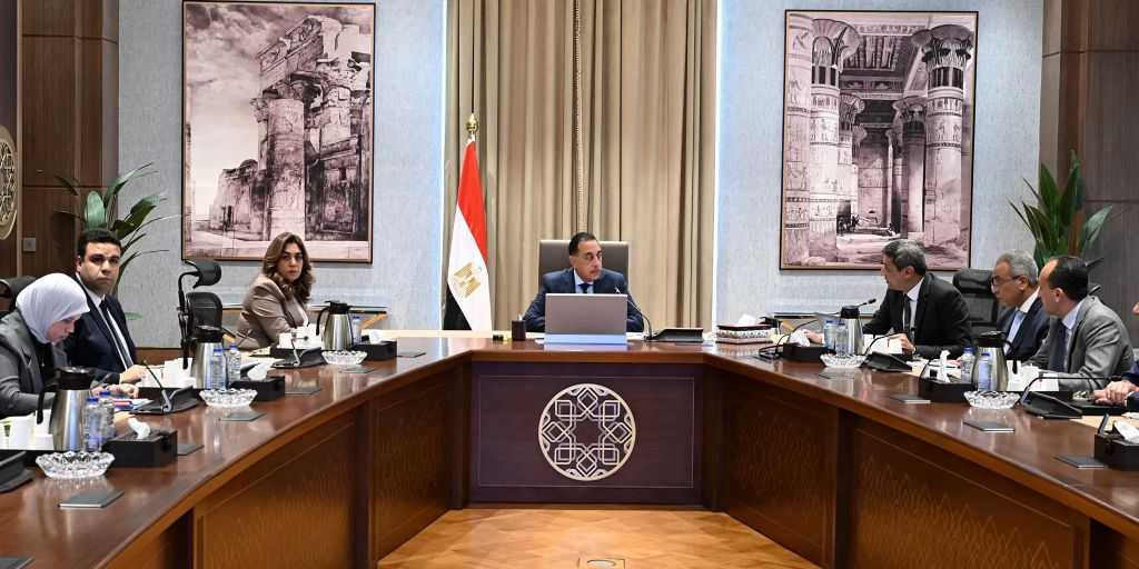 محافظ السويس يستعرض الجهود المبذولة بمجالات الاستثمار والزراعة والإسكان وتنمية الإنسان