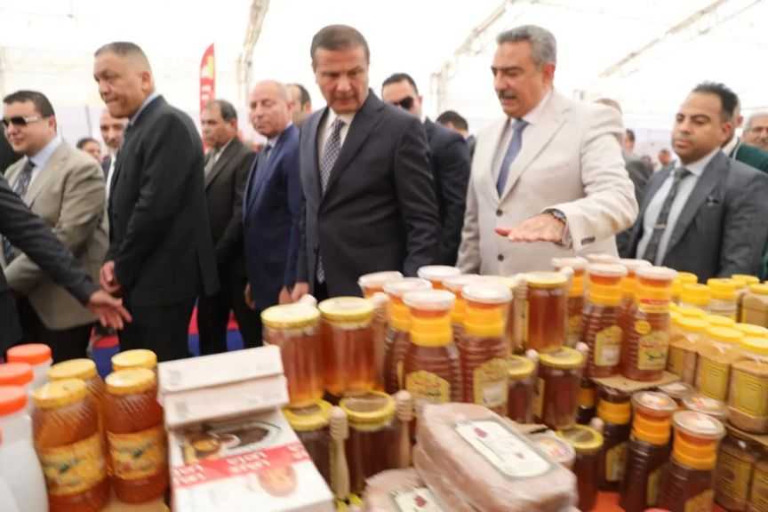وزير الزراعة ومحافظ القاهرة يفتتحان معرض السلع الغذائية بباب الشعرية| صور