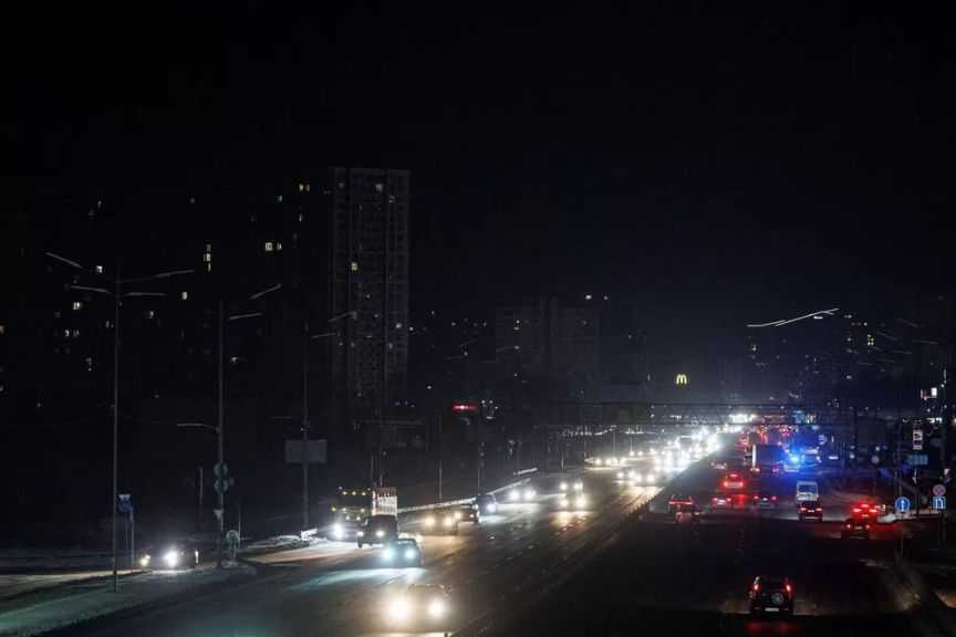 أوكرانيا تفرض انقطاعات طارئة للكهرباء بعد هجوم روسي على شبكة الطاقة