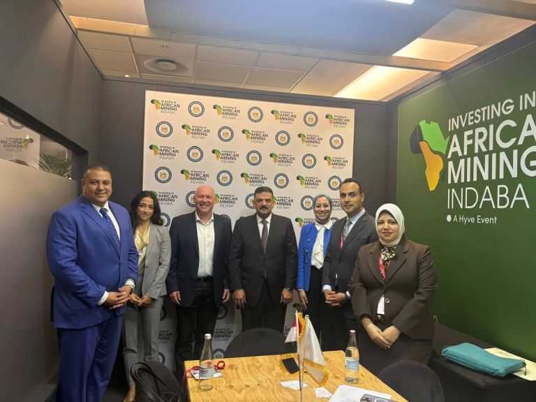 وفد ”البترول” يلتقي مع المستثمرين في جناح التعدين المصري بمؤتمر ”إندابا”