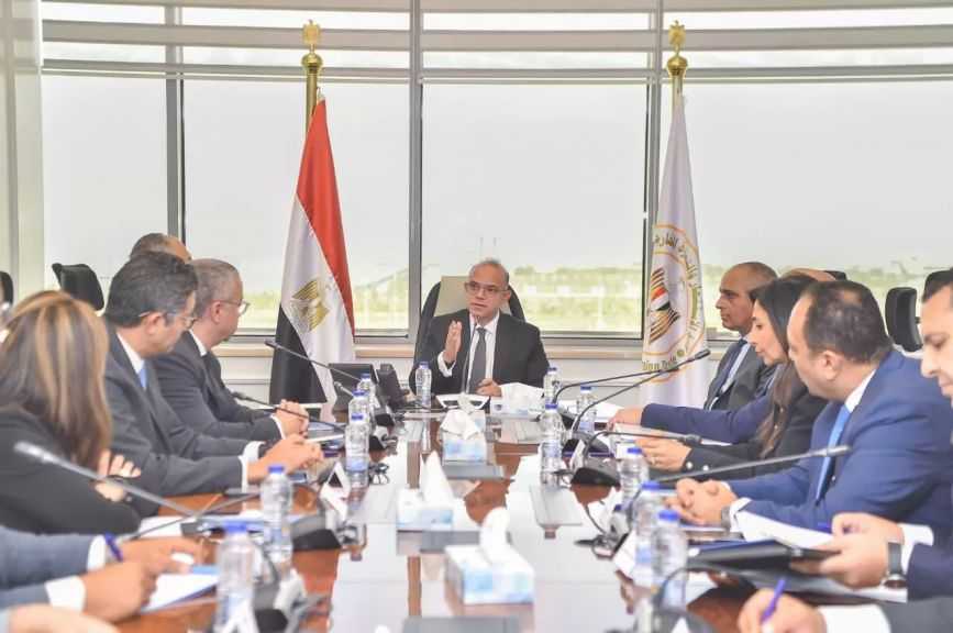 وزير الاستثمار يُوجه بتسهيل الإجراءات وكسر البيروقراطية وتذليل العقبات التي تواجه مجتمع الأعمال