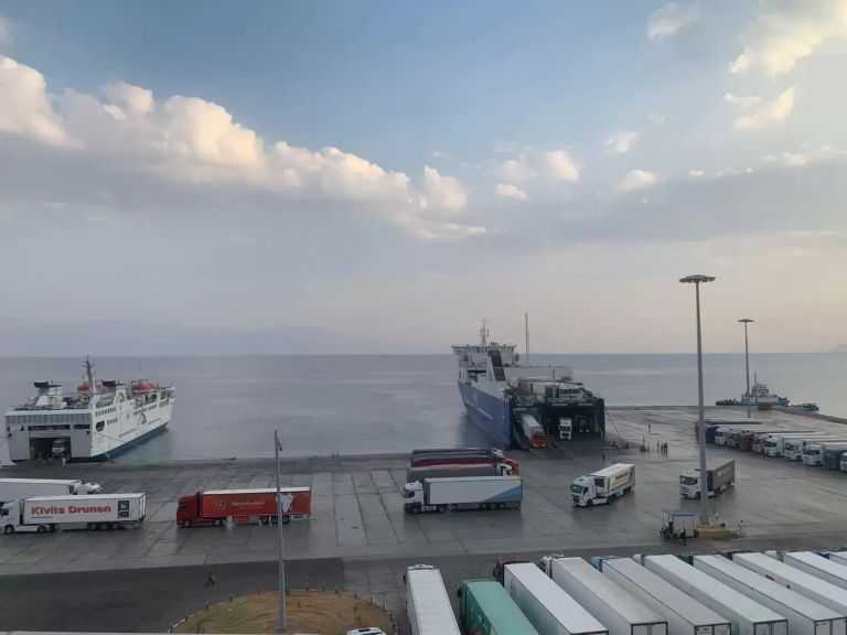 تداول 12 ألف طن بضائع و800 شاحنة بمواني البحر الأحمر