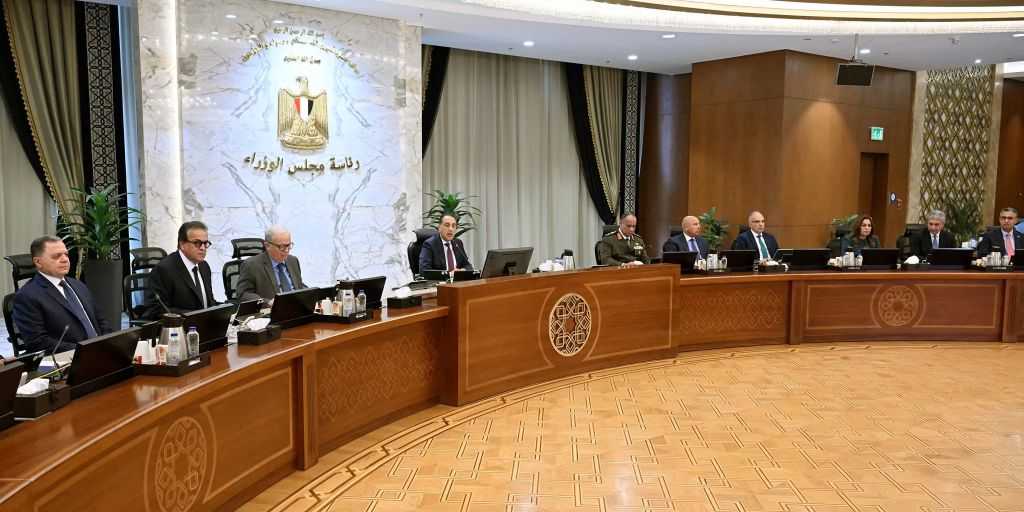 توزيع كتيبًا حول أبرز الملفات التنفيذية أمام الوزارات في اجتماع الحكومة الأول