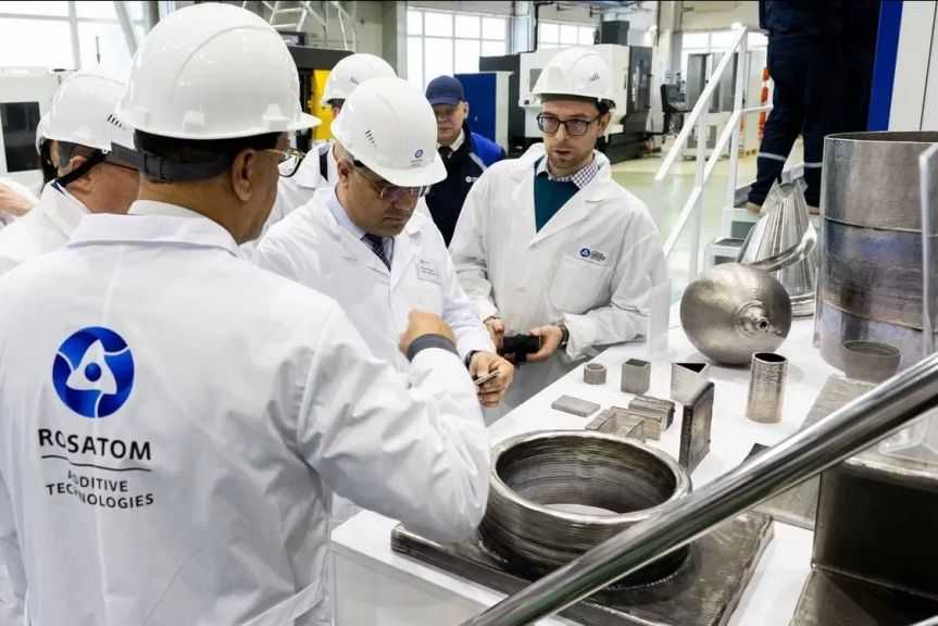 رئيس جهاز مشروعات إنشاء المحطات النووية يزور مركز تقنيات التصنيع الإضافي لروساتوم في موسكو
