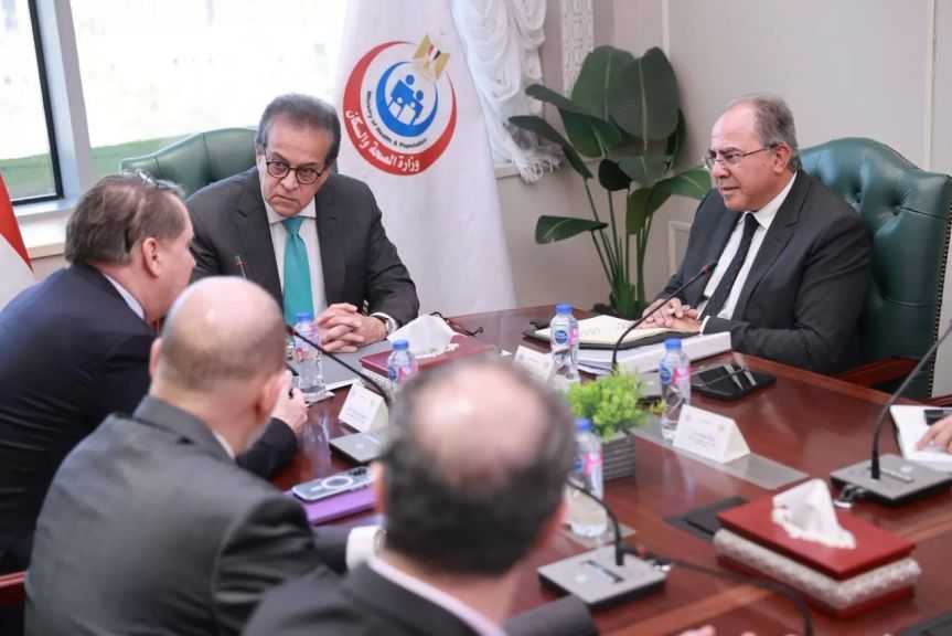 وزير الصحة يُناقش توطين صناعة صبغات الأشعة داخل مصر