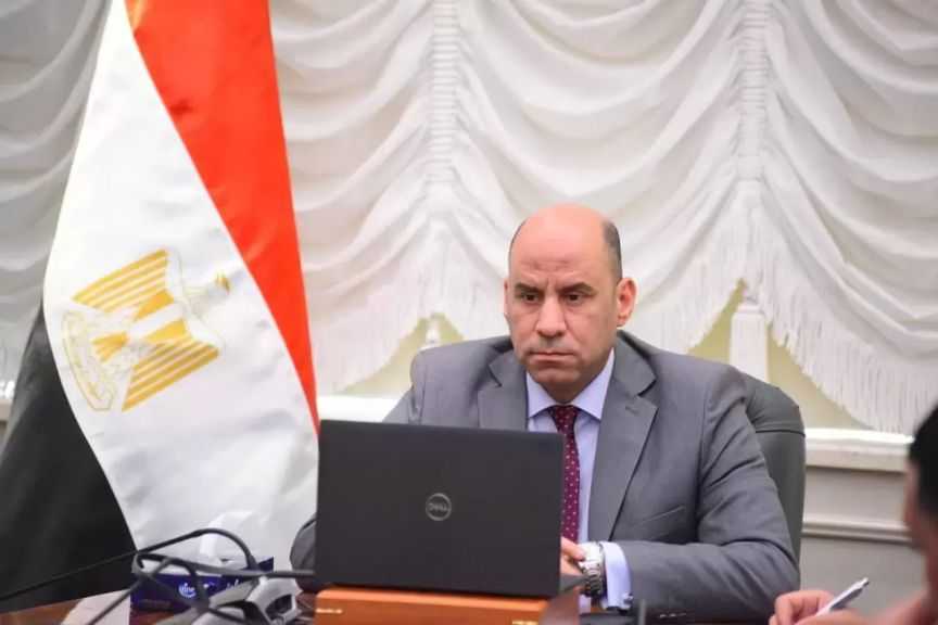 وزير العمل يُوجه بمتابعة تداعيات حادث انقلاب سيارة نصف نقل بطريق العلمين