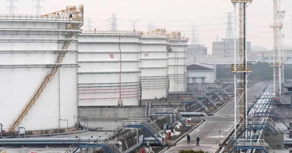 الصين تقتنص شحنات نفط روسية متعثرة تجنبتها الهند