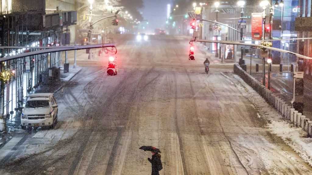 رئيس بلدية نيويورك يأمر بإغلاق المدارس وتقييد حركة المرور بسبب عاصفة ثلجية