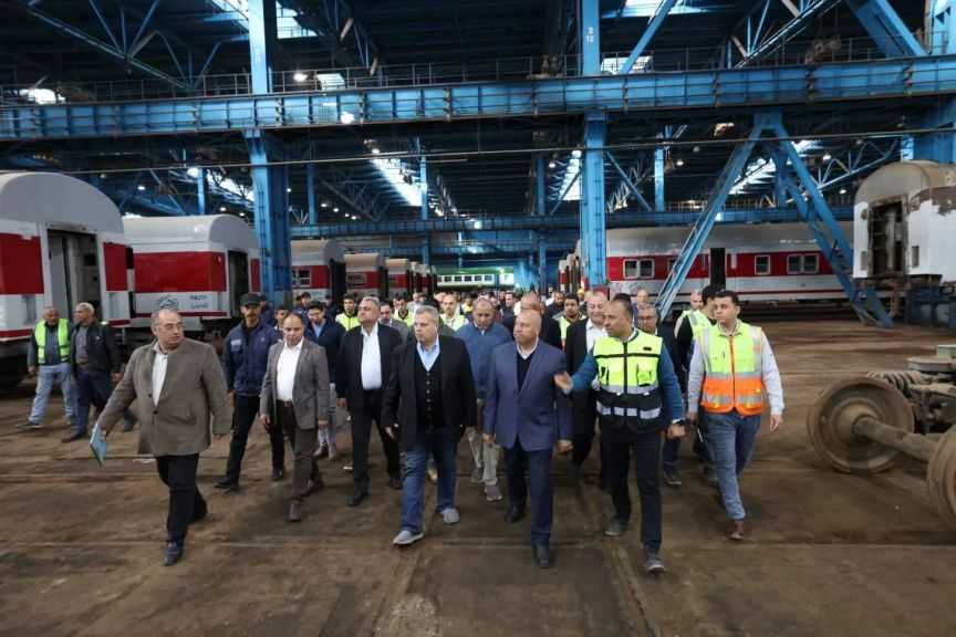 وزير النقل يتفقد ورش السكك الحديدية بـ”كوم أبو راضي” و مصنع ”كولواي مصر”