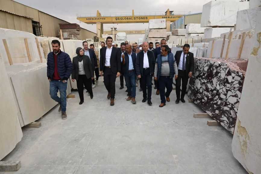 وزير الصناعة يتفقد 5 مصانع لإنتاج الرخام والجرانيت بشق الثعبان