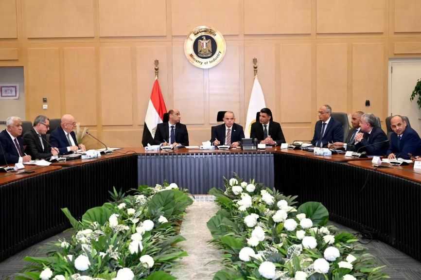 الحكومة تُناقش دعم تنافسية صناعة الملابس الجاهزة عبر تطوير أدوات التمويل والتدريب