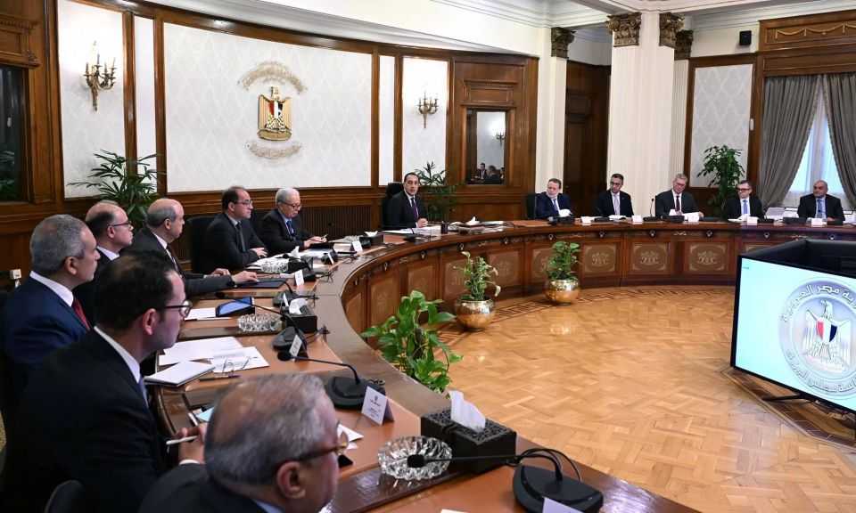 رئيس الوزراء: تنسيق مع البنك المركزي لتوفير النقد الأجنبي لتأمين السلع الغذائية والمنتجات البترولية ومستلزمات الإنتاج