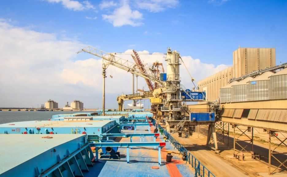 تضم قمح وذرة وحديد.. ميناء دمياط يستقبل 28793 طنًا من البضائع