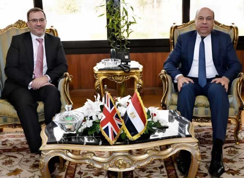 مصر والمملكة المتحدة تبحثان تعزيز التعاون بمجال الطيران المدني