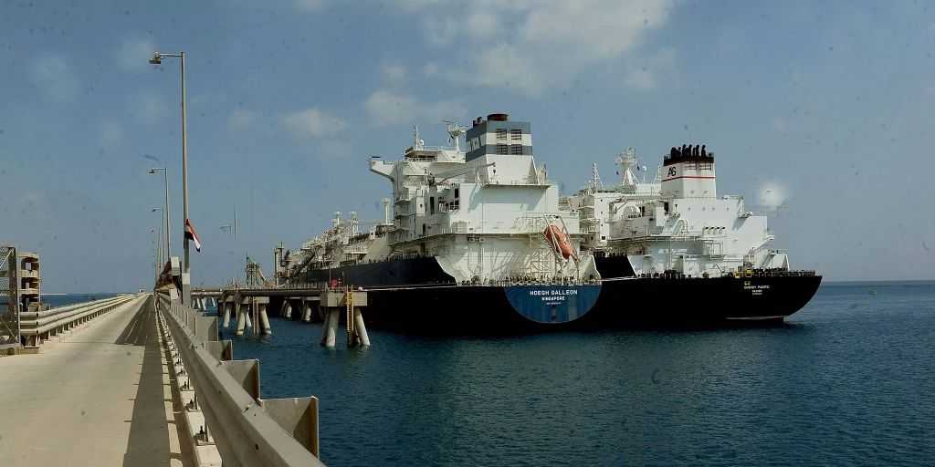 رئيس ”سوميد” يستعرض إمكانات محطة تداول وتخزين المنتجات البترولية والغاز الطبيعي المسال