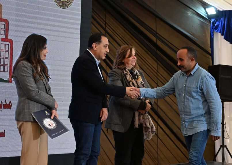 رئيس الوزراء يُسلم عقود عددًا من الوحدات السكنية ضمن ”سكن لكل المصريين” بحدائق العاصمة| صور