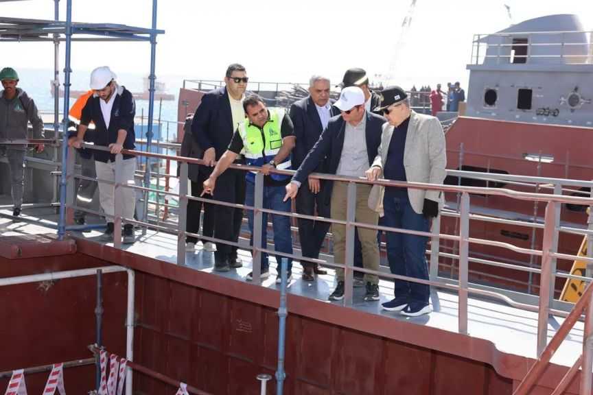 ”ربيع” يتفقد أعمال بناء القاطرات البحرية وسفن الصيد أعالي البحار بترسانة سفاجا