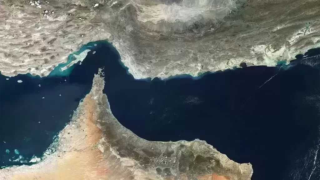 تقدم بين إيران وعُمان يمهد لإعادة فتح مضيق هرمز واستئناف صادرات النفط