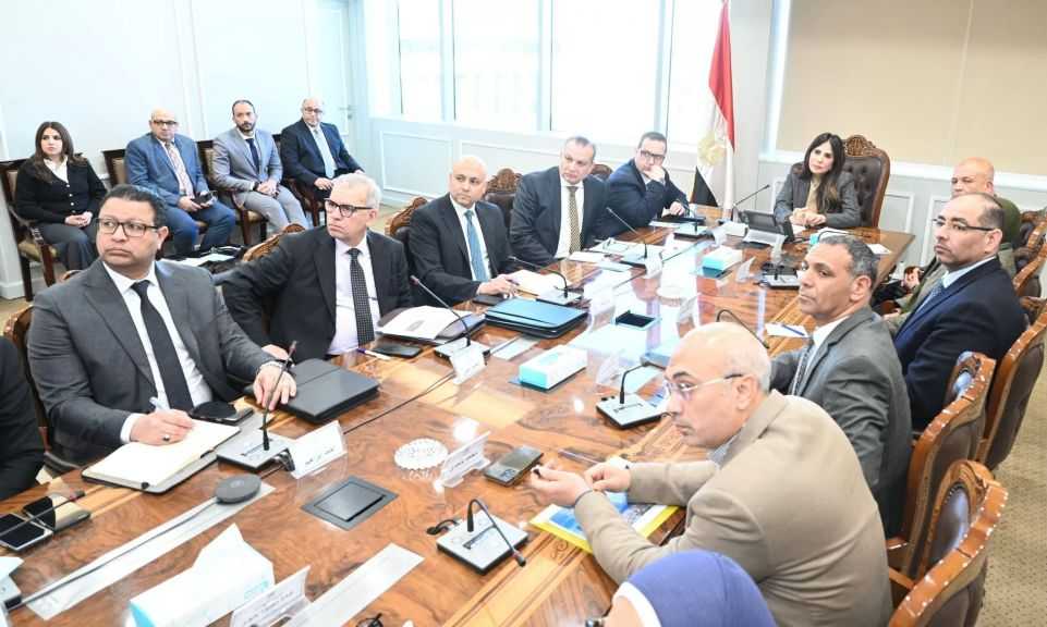 وزيرة الإسكان تتابع الموقف التنفيذي للأبراج الشاطئية وكومباوند ”مزارين” بالعليم الجديدة