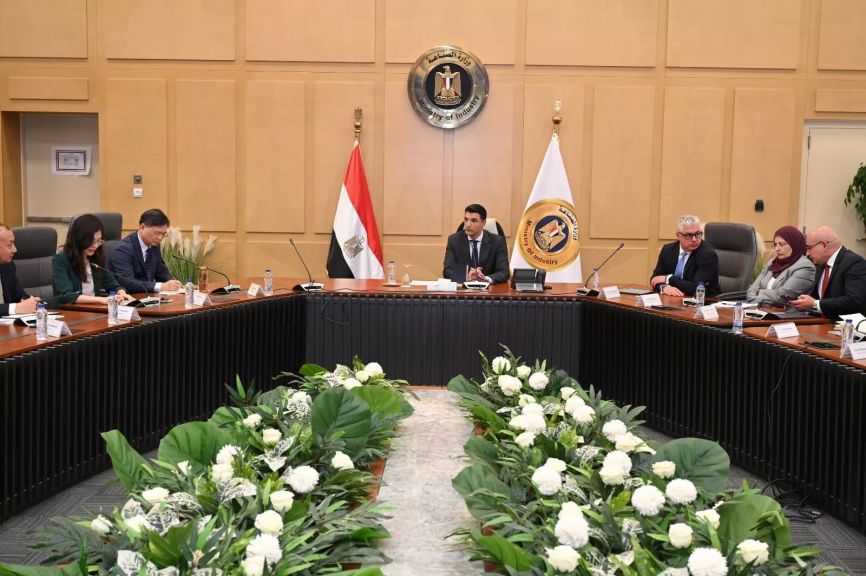 وزير الصناعة يُناقش مع مجموعة صينية للحديد والصلب تعزيز التعاون الاستثماري