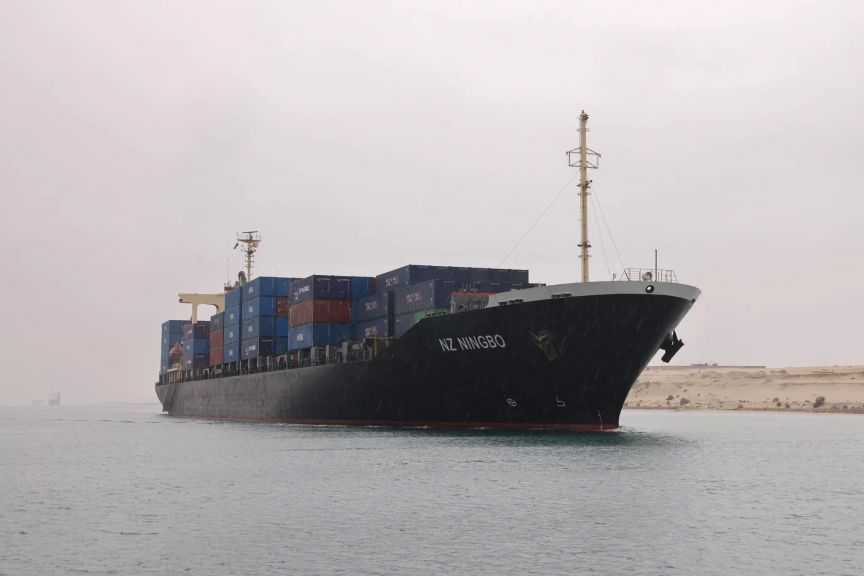 قناة السويس تشهد عبور 39 سفينة بإجمالي حمولات صافية 1.6 مليون طن