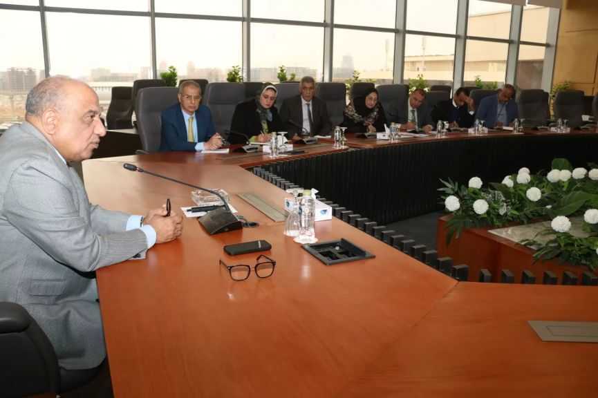 وزير الكهرباء يجتمع باللجنة الاستراتيجية لمتابعة إجراءات ترشيد الإنفاق واستهلاك التيار
