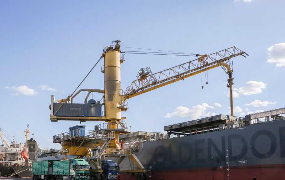 تضم قمح وذرة وزيت.. ميناء دمياط يستقبل 59539 طنًا من البضائع