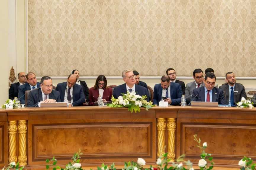 مائدة مستديرة حكومية لمناقشة تمكين الكفاءات الشابة لدعم قطاع الطاقة| صور