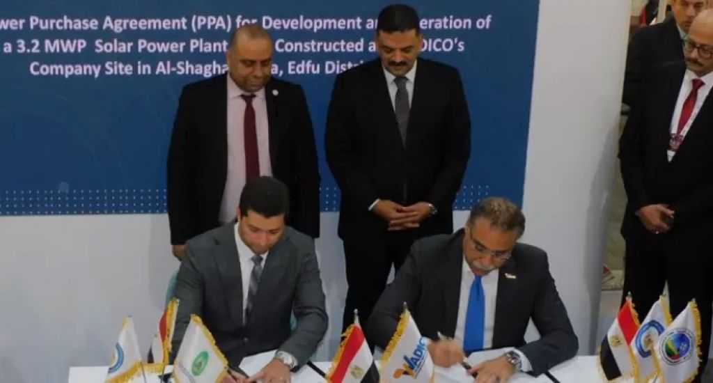 الأول بقطاع التعدين.. ”واديكو” توقع عقدًا لإنشاء محطة طاقة شمسية بأسوان