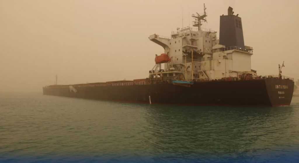 ”ربيع”: تعويم سفينة صب بعد جنوحها إثر عطل فني خلال عبروها قناة السويس