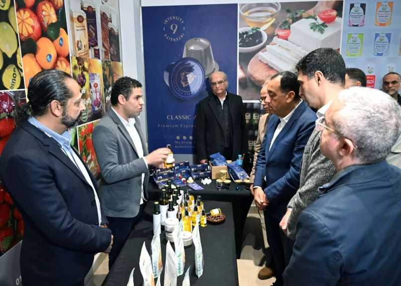 رئيس الوزراء يتفقد معرض منتجات الشركات الصناعية بالمنطقة الاستثمارية ببنها| صور