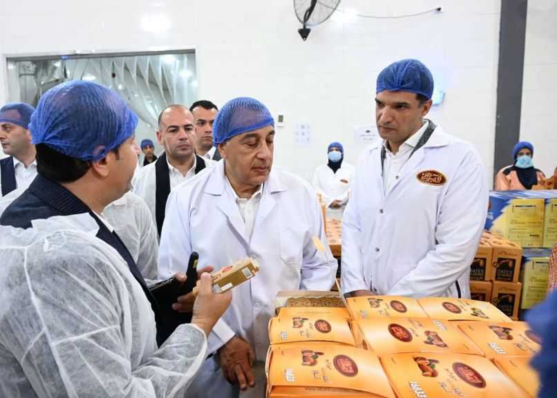 يُنتج 1160 طنًا سنويًا.. رئيس الوزراء يتفقد مصنع ”الطحان” لتعبئة التمور| صور