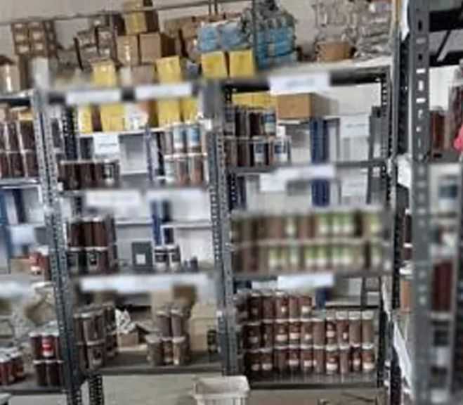 ”الداخلية” تضبط مخزنًا للمواد غذائية والعطور مجهولة المصدر