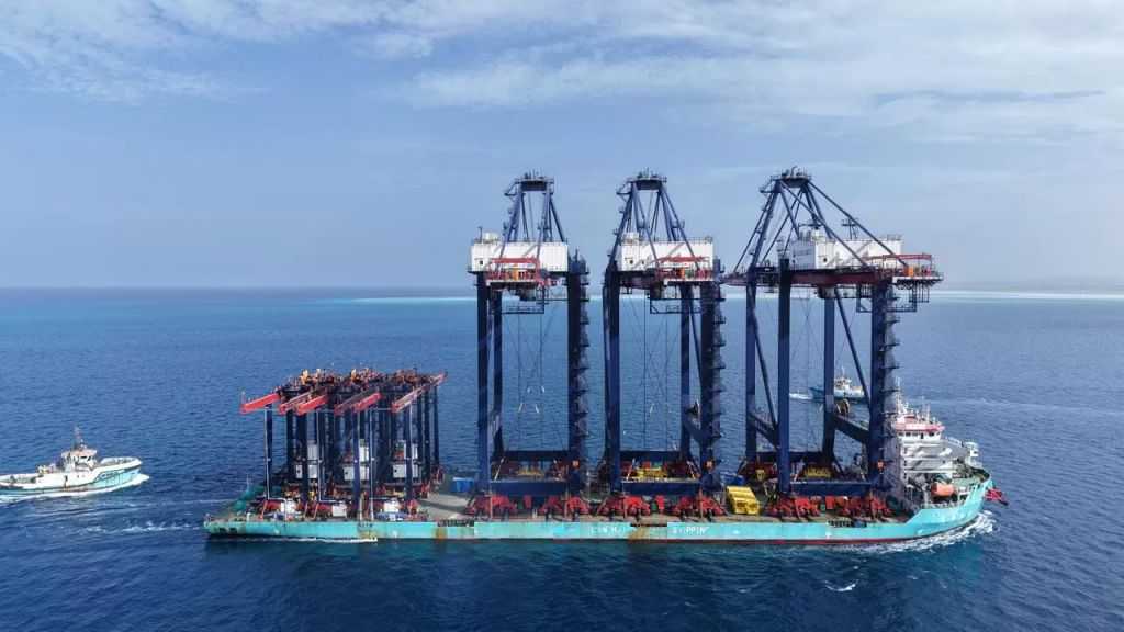 وصول 9 أوناش متنوعة للمحطة متعددة الأغراض بميناء سفاجا