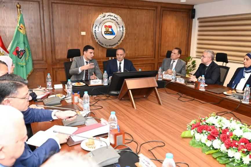 وزير الصناعة يُناقش آليات حوكمة منظومة طرح الأراضي ودعم الصناعات التراثية والحرفية