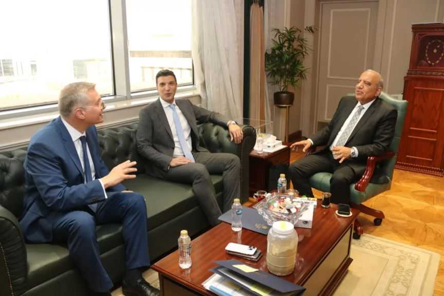 وزراء «الكهرباء والبترول والصناعة» يبحثون ملفات العمل المشتركة وتأمين الطاقة بالمصانع