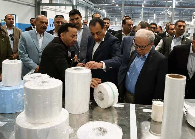 رئيس الوزراء يفتتح مصنعًا لإنتاج منتجات الورق المقوي والمنتجات الصحية باستثمارات 100 مليون دولار| صور