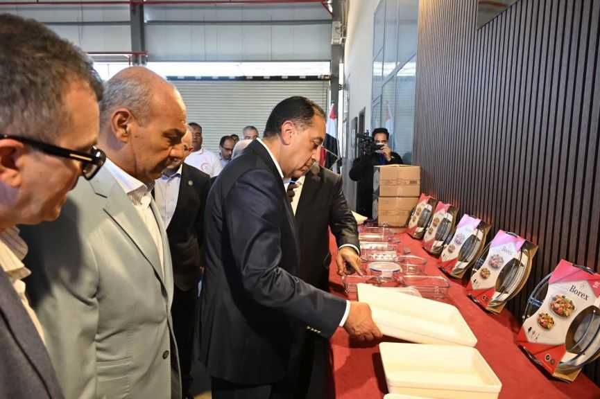 الأول في الشرق الأوسط وإفريقيا.. رئيس الوزراء يفتتح مصنع ”بوريكس” لصناعة الأواني المنزلية| صور