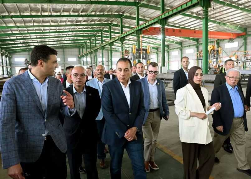 رئيس الوزراء يفتتح مصنعًا لإنتاج الهياكل الفلاذية والأوناش باستثمارات 3 ملايين دولار| صور