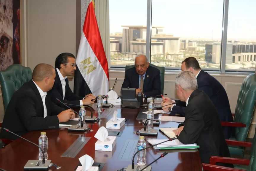 وزير الكهرباء يبحث مع تحالف «حسن علام- إنفينيتي» التوسع بمشروعات الطاقة الشمسية والرياح