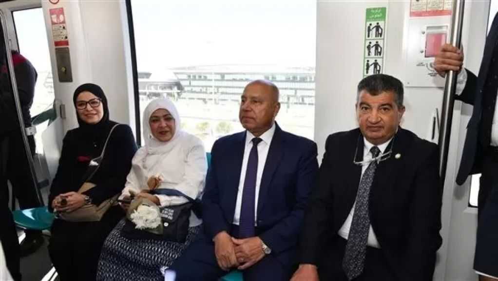 وزير النقل يستقل قطار المونوريل من محطة المستثمرين بالقاهرة الجديدة حتى محطة الحي الحكومي بالعاصمة