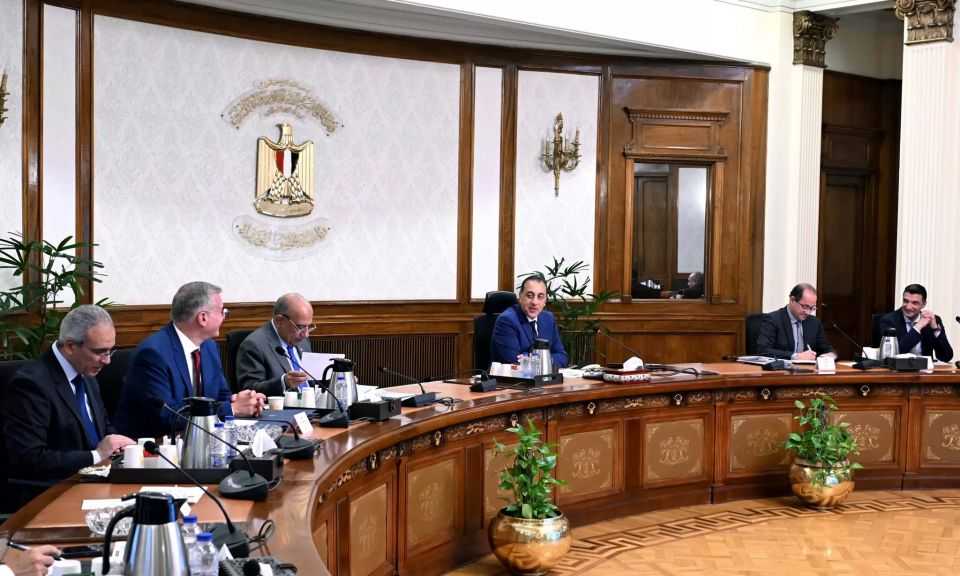 رئيس الوزراء يُكلف بسرعة الانتهاء من مبادرة التوسع في استخدام الطاقة الجديدة والمتجددة بالمصانع