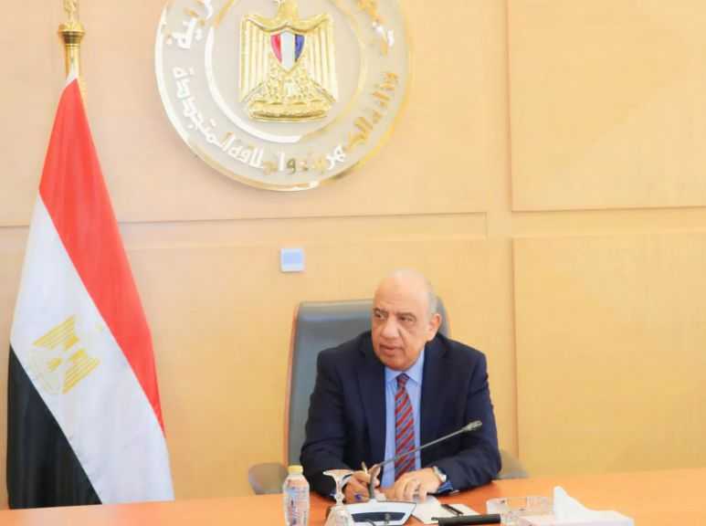 وزير الكهرباء يجتمع برؤساء الشركات ويوجه برفع درجة الاستعداد لمجابهة ارتفاع الأحمال وزيادة الاستهلاك