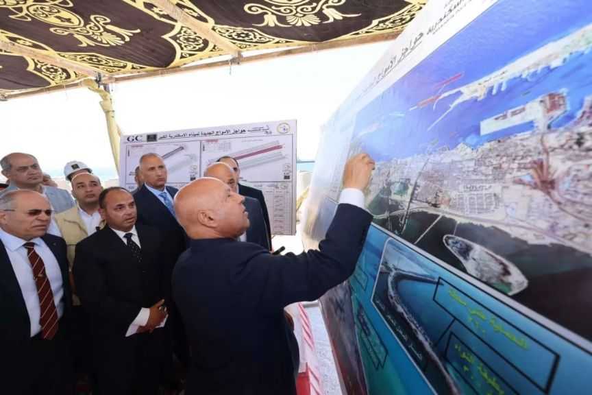 منها محطة لتداول الحبوب.. وزير النقل يتفقد المشروعات الجاري تنفيذها بميناء الإسكندرية| صور