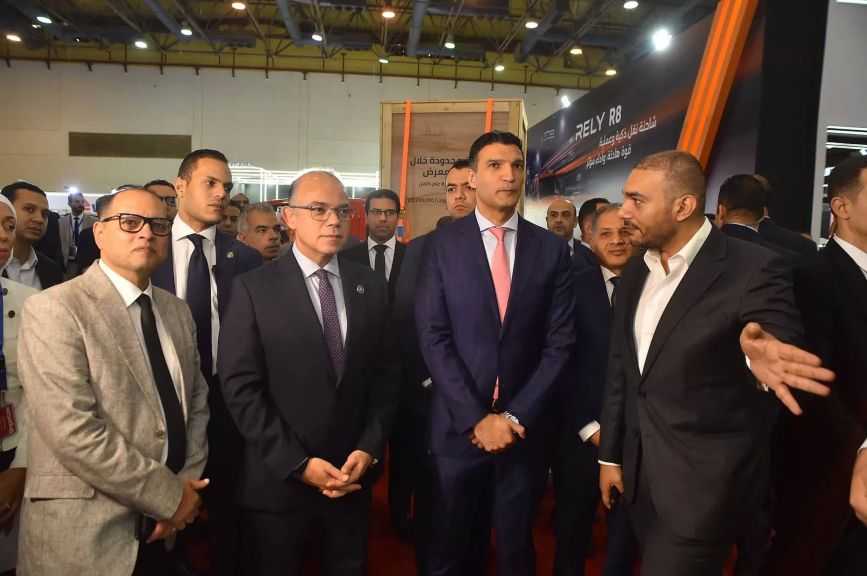 وزيرا الاستثمار والصناعة يفتتحان معرض الأهرام لسيارات النقل| صور