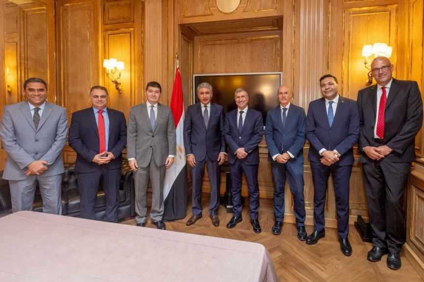 وزير السياحة يُناقش مع منظمي الرحلات وقيادات شركات الطيران بالسوق الإيطالي جذب المزيد من السياح