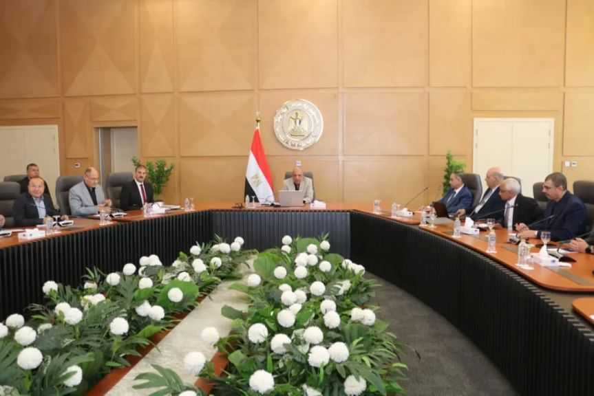 وزير الكهرباء يجمع خبراء الجامعات لوضع خريطة مستقبل الطاقة الشمسية والرياح في مصر